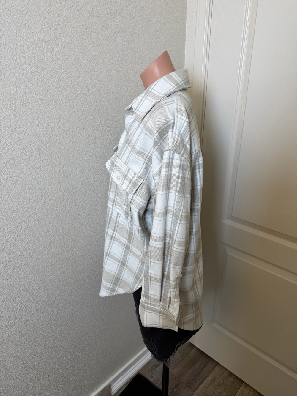 H&M Light Tan and White Plaid Button-Up Shirt Cardigan Sz S - Picture 2 of 4